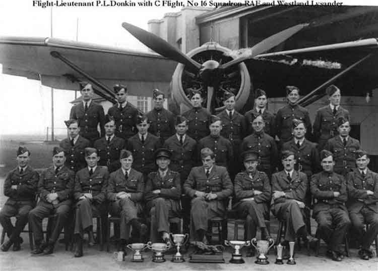 FltLt-Donkin-+-16-Squadron-.jpg, 30779 bytes